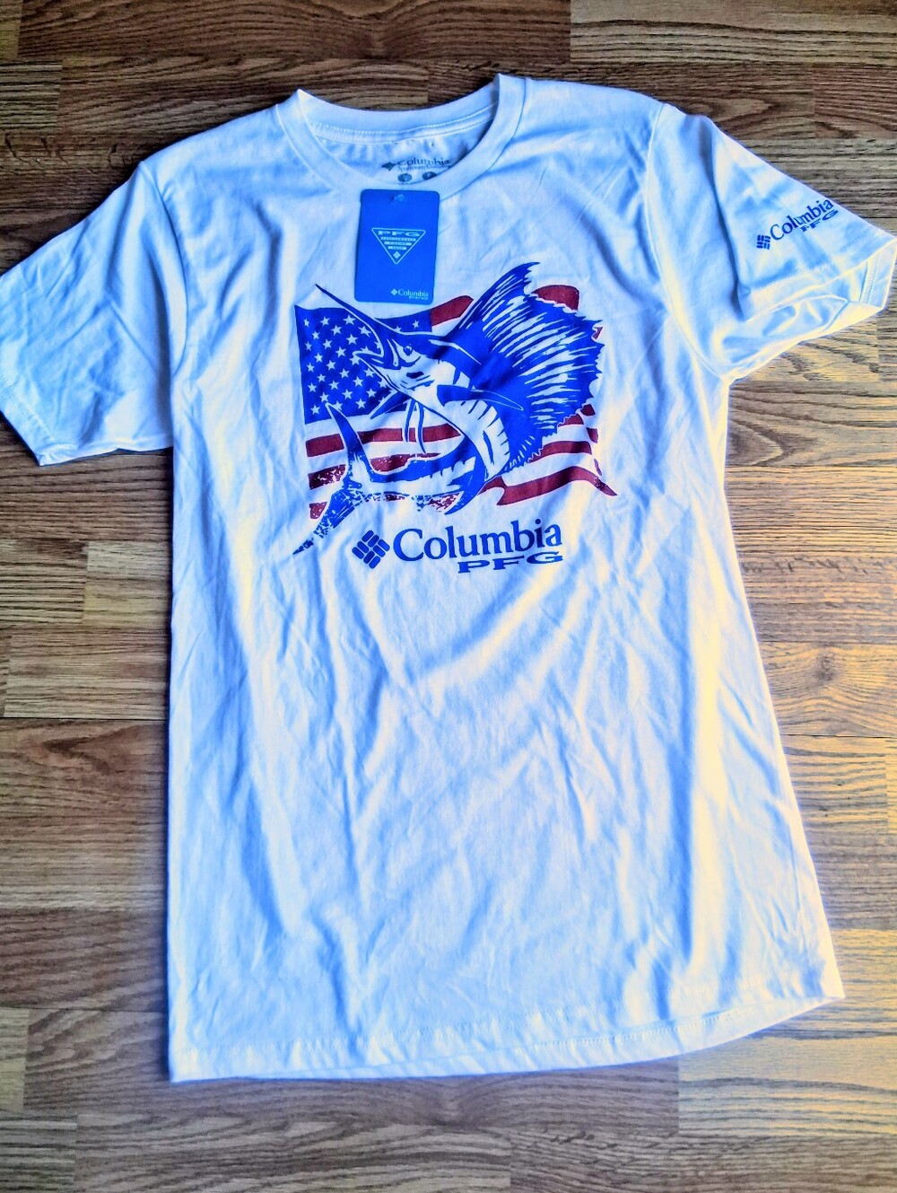 NWT Columbia Mens Tee Shirt. Red White  Blue  Patriotic USA Flag Shark. Sz S M